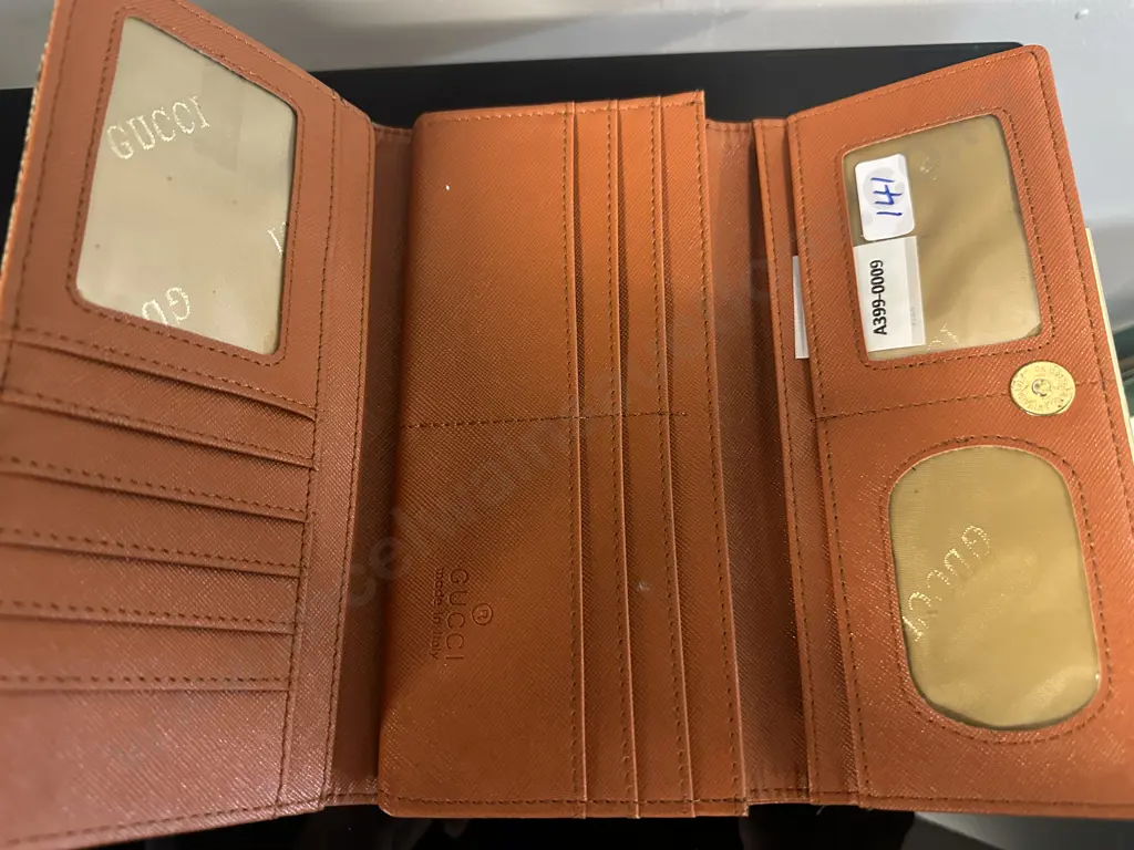 Gucci Ladies Wallet  Image 1++
