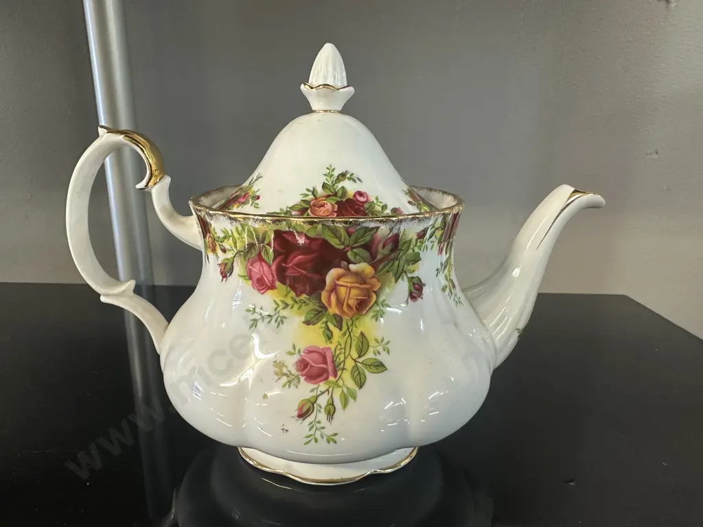 Vintage Royal Albert Bone China Old Country Rose Teapot H16cm. Image 1++