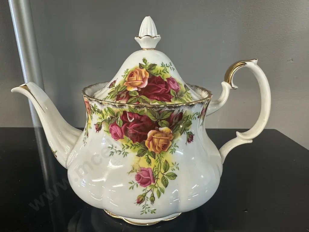 Vintage Royal Albert Bone China Old Country Rose Teapot H16cm. Image 1++
