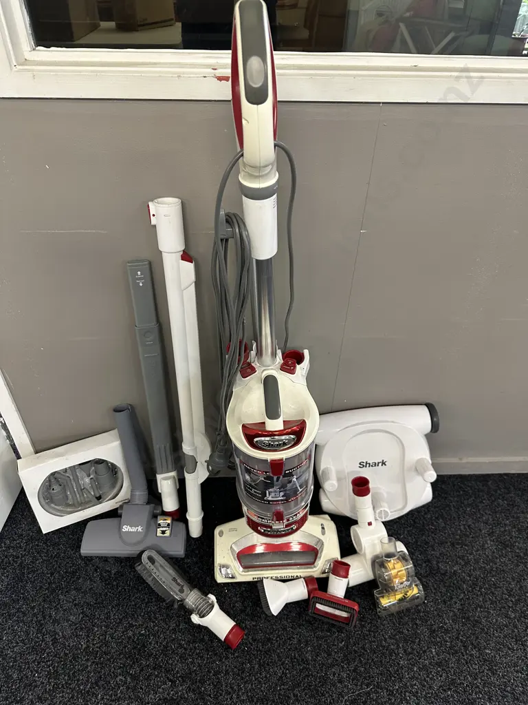 Shark Professional Rotator Vaccum & Accessories Model NV500NZ Image 1++