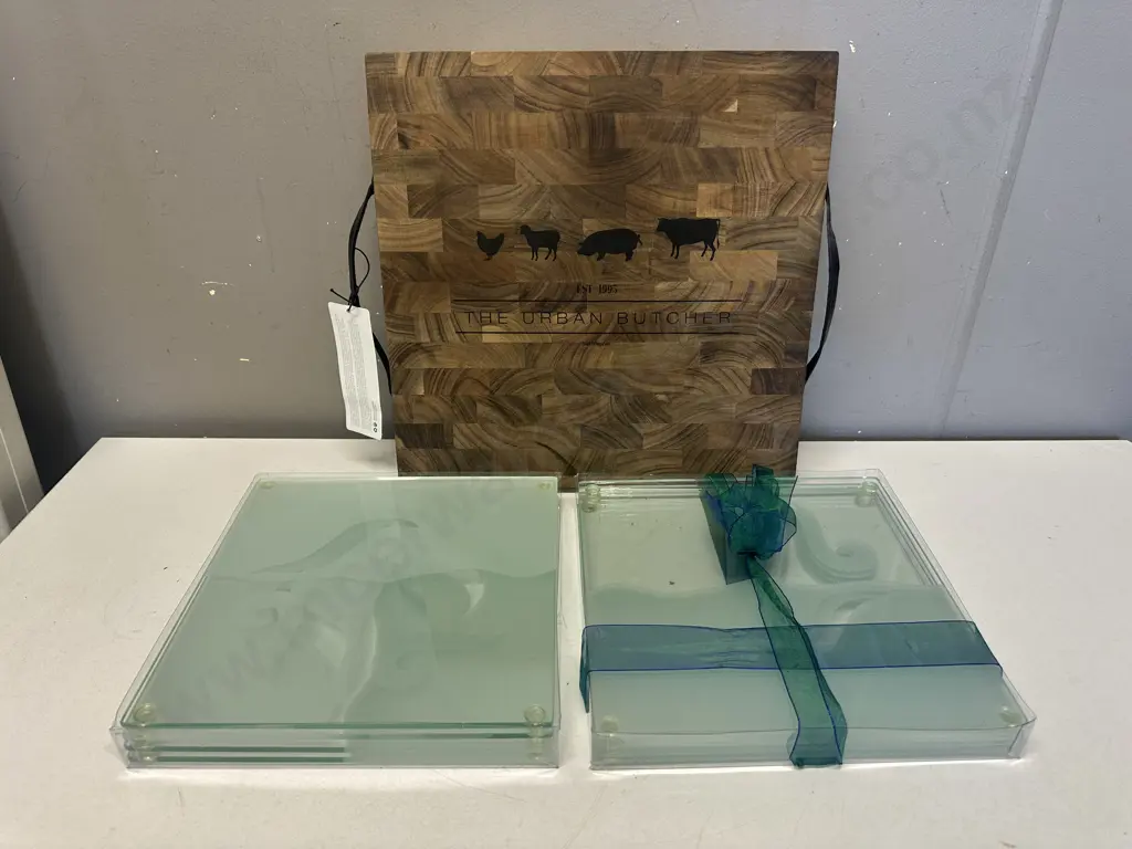 Salt & Pepper 'The Urban Butcher' Platter Board & Square Glass Placemats x2 Image 1++
