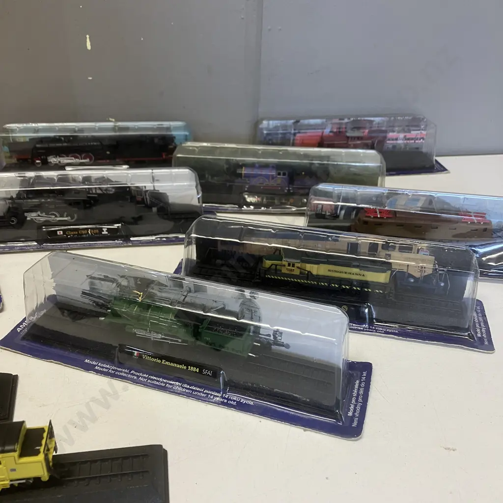 Lot of Thirteen Assorted AmerCom Static Model Trains Image 1++
