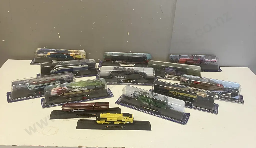 Lot of Thirteen Assorted AmerCom Static Model Trains Image 1++