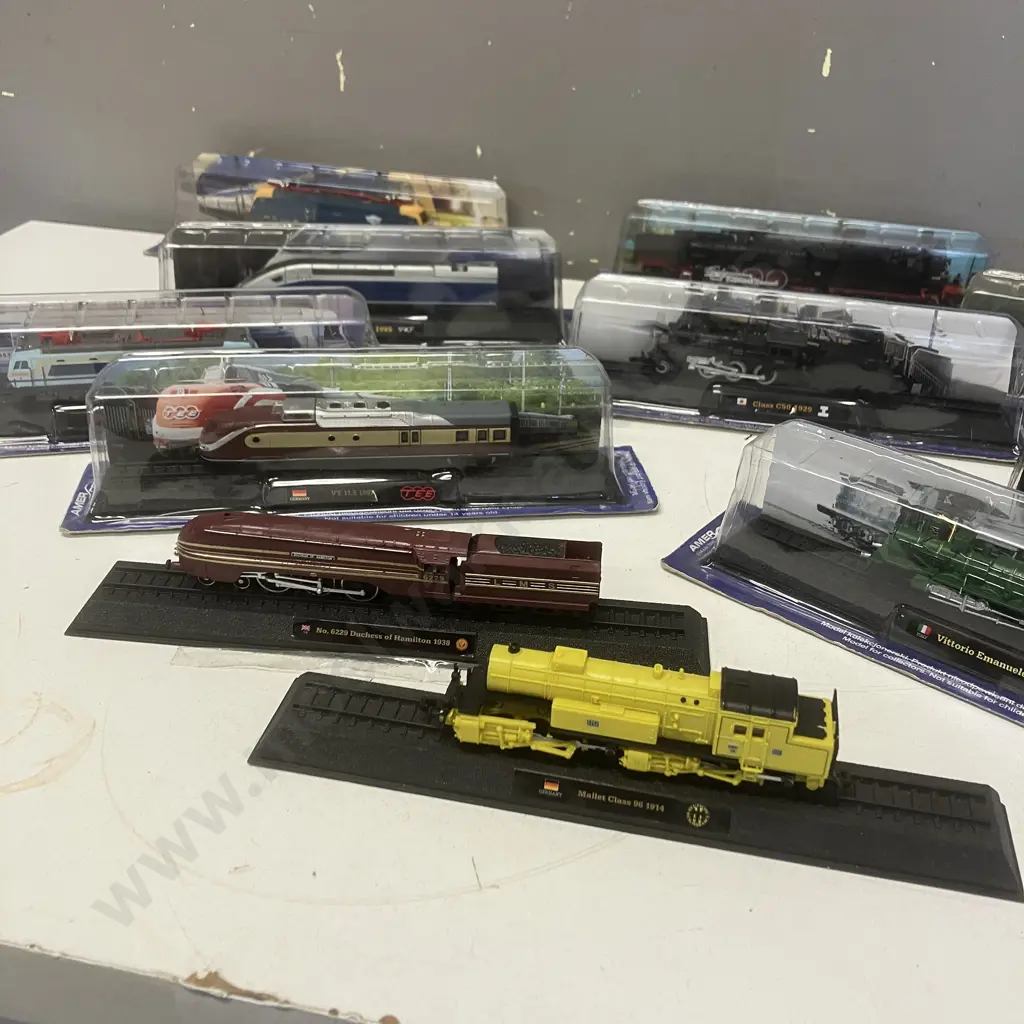 Lot of Thirteen Assorted AmerCom Static Model Trains Image 1++