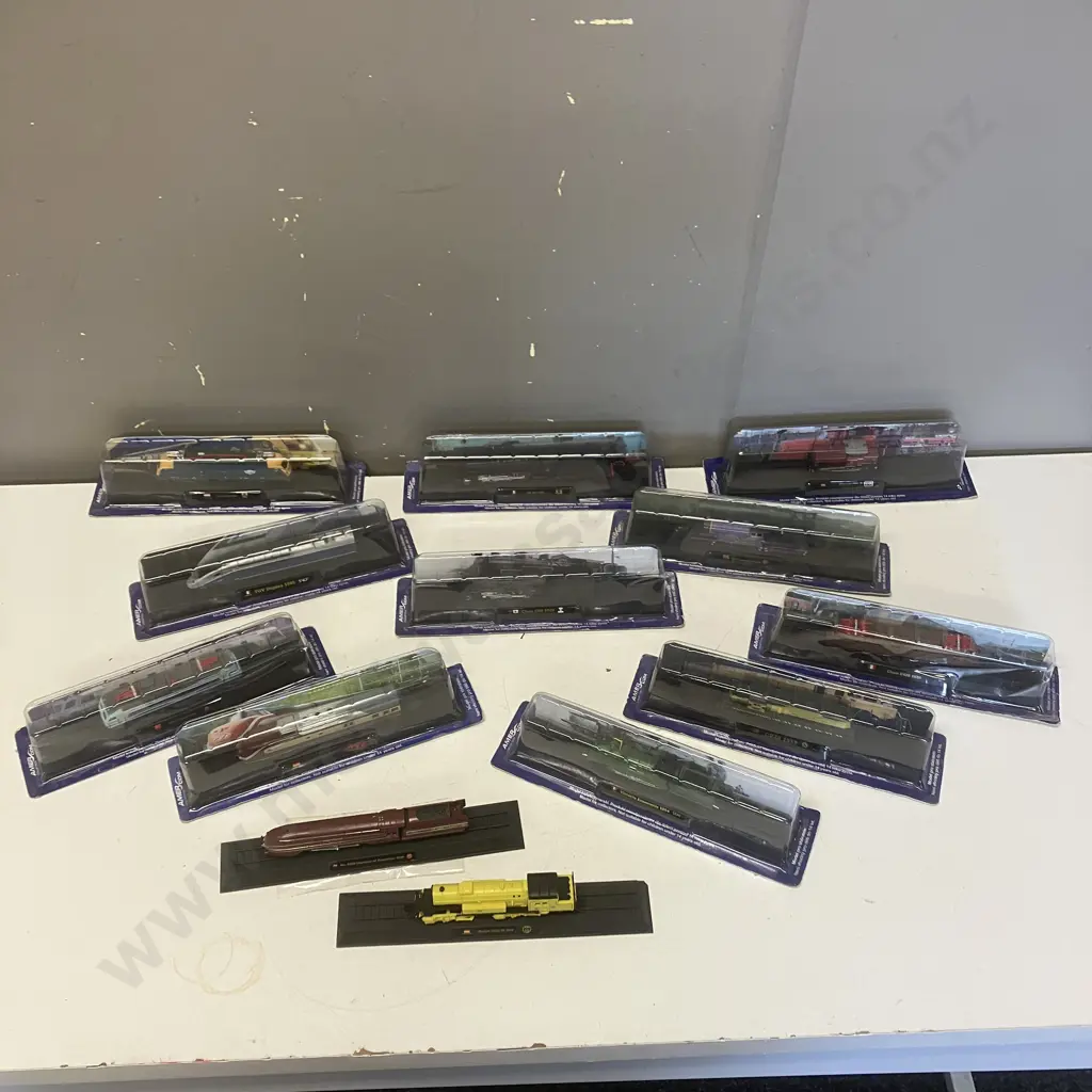 Lot of Thirteen Assorted AmerCom Static Model Trains Image 1++