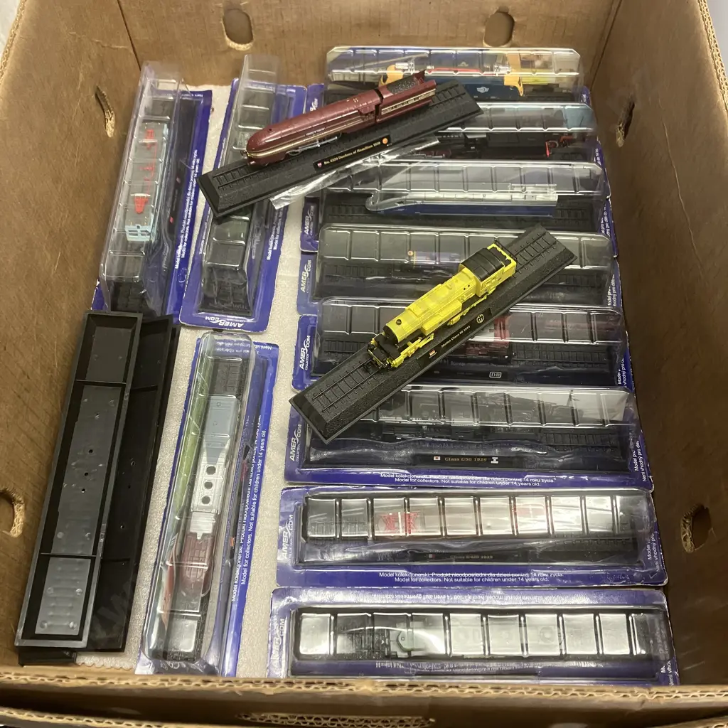 Lot of Thirteen Assorted AmerCom Static Model Trains Image 1++