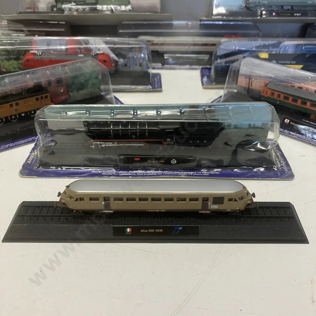 Lot of Thirteen Assorted AmerCom Static Model Trains Image 1++