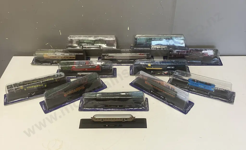 Lot of Thirteen Assorted AmerCom Static Model Trains Image 1++