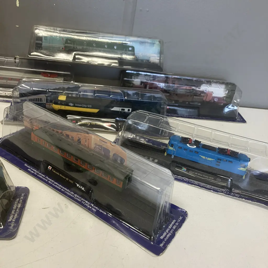 Lot of Thirteen Assorted AmerCom Static Model Trains Image 1++