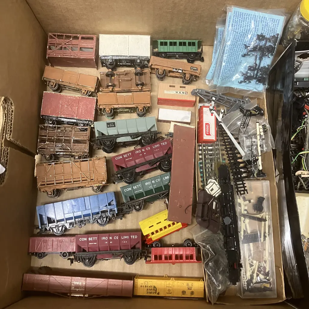 Box Lot Assorted Model Railway Items Image 1++