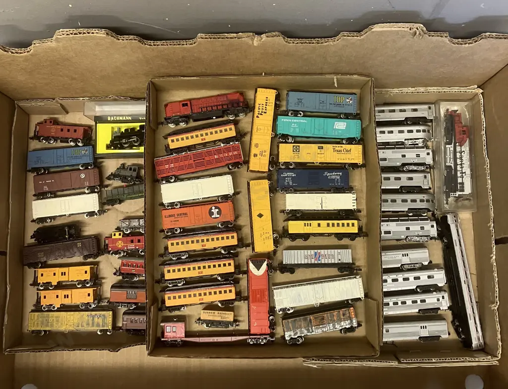 Box Lot Assorted Model Trains & Rolling Stock Image 1++