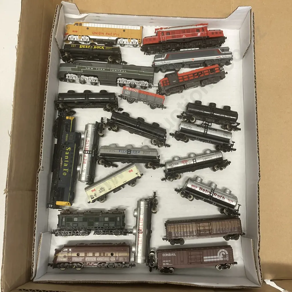 Box Lot Assorted Model Trains & Rolling Stock Image 1++