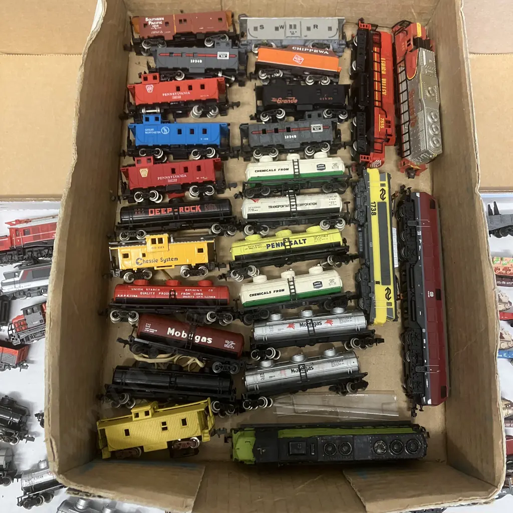 Box Lot Assorted Model Trains & Rolling Stock Image 1++