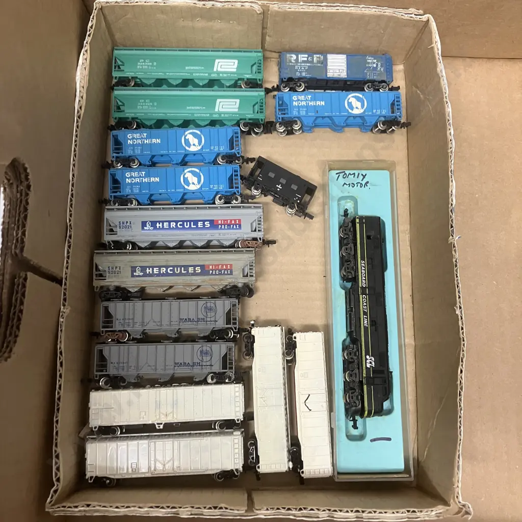 Box Lot Assorted Model Trains & Rolling Stock Image 1++