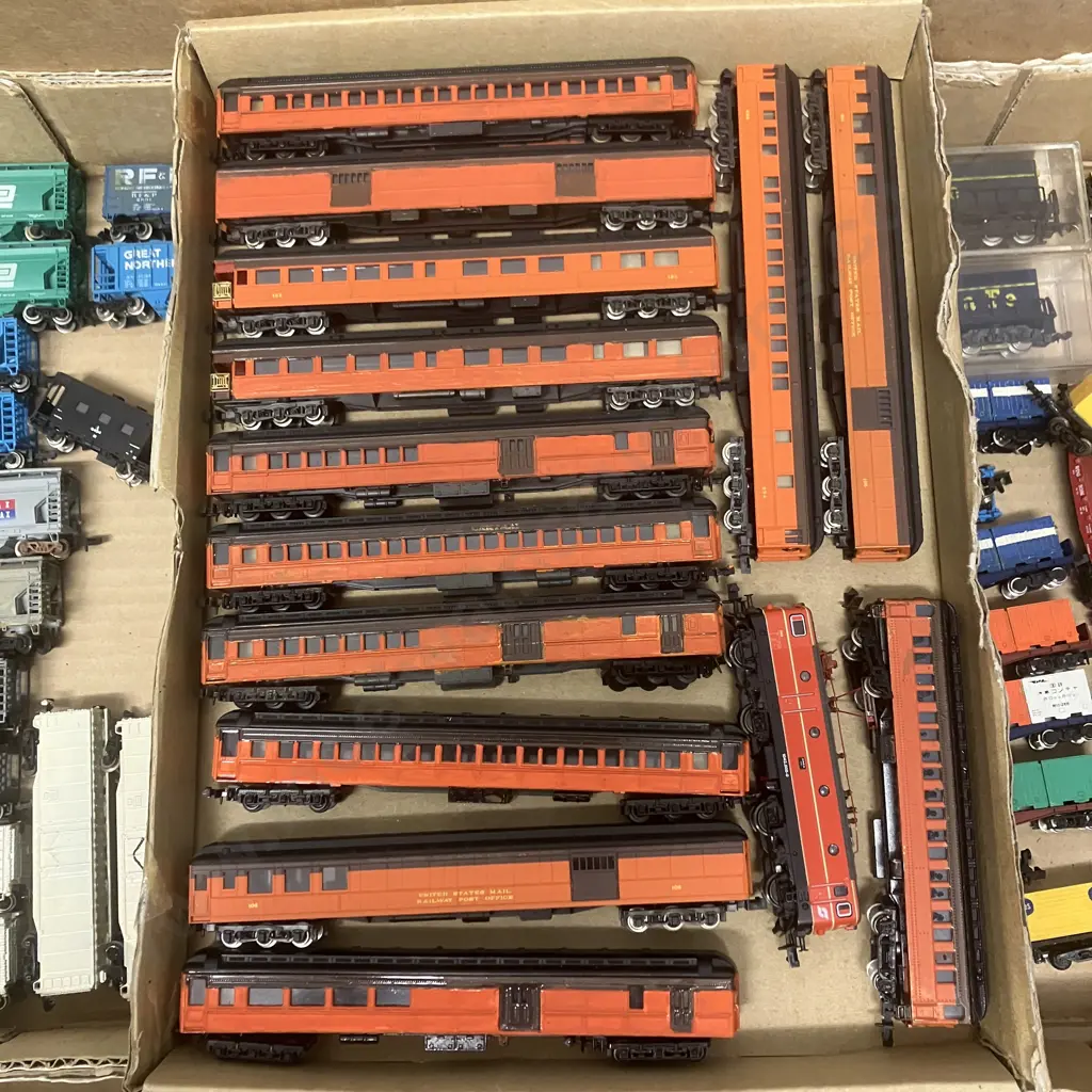 Box Lot Assorted Model Trains & Rolling Stock Image 1++