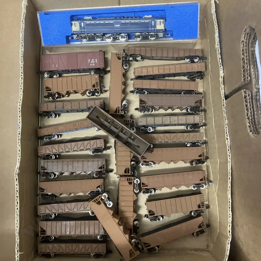 Box Lot Assorted Model Trains & Rolling Stock Image 1++