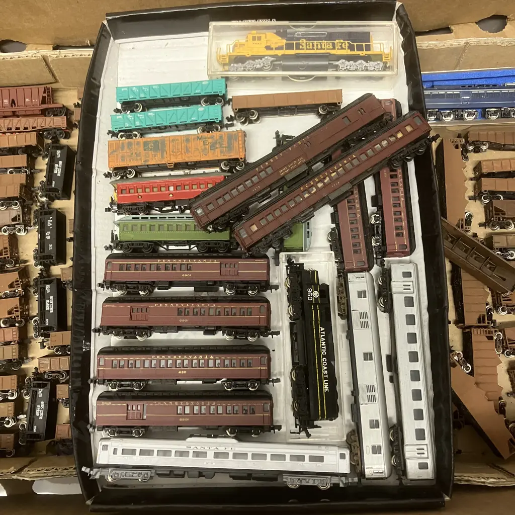 Box Lot Assorted Model Trains & Rolling Stock Image 1++