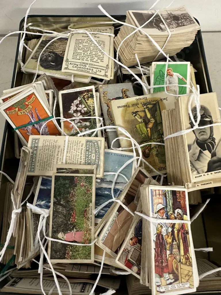 Selection Of Collectors Cigarette Cards Including Lambert & Butler, Ardath Tobacco Etc In Vintage Tin Image 1++