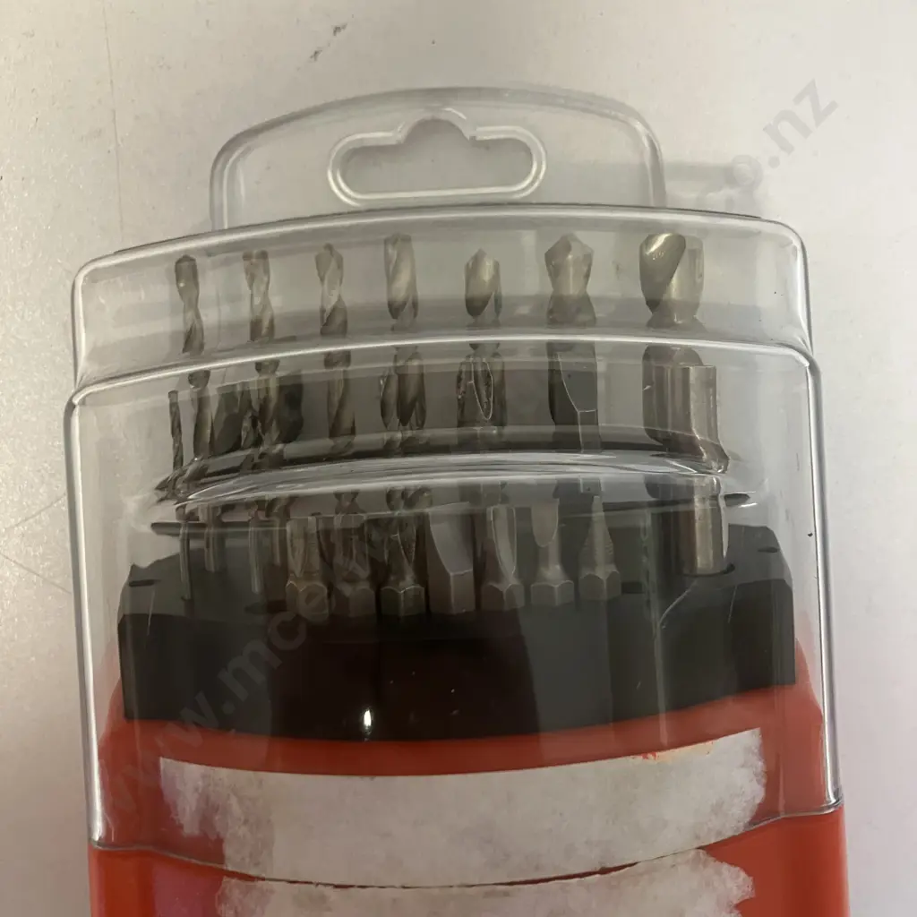 Black & Decker Brushless 18V Set With Bit Pack Image 1++