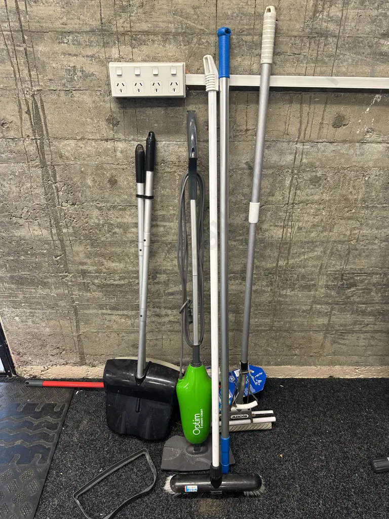 Brooms, Mops Etc Image 1++