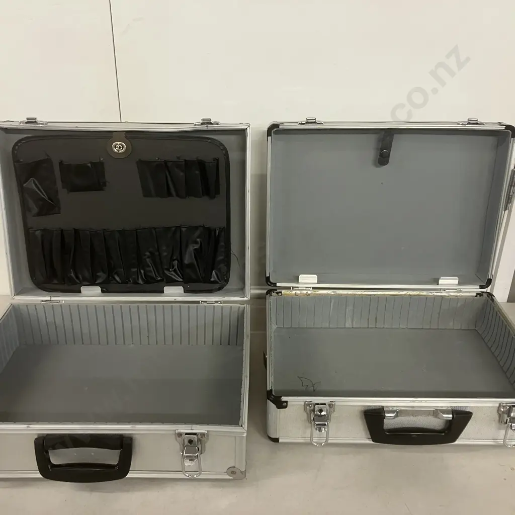 Pair Of Silver Coloured Hardcases Image 1++