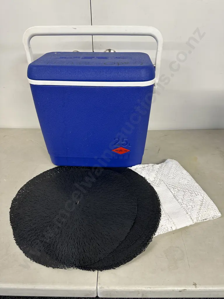 Willow 25 Litre Chilly Bin, Black Placemats & Table Cloth Image 1++