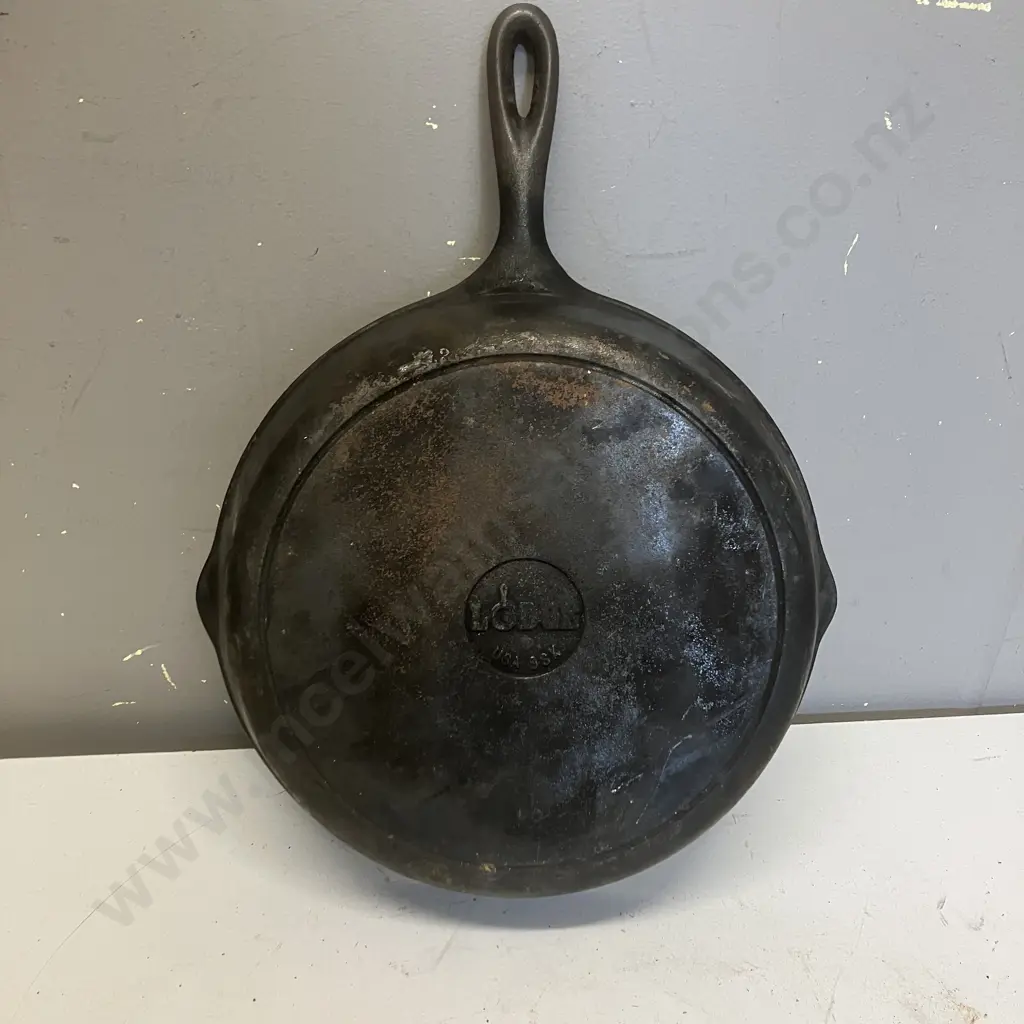 Lodge 9SK Cast Iron Skillet With Heart Makers Mark, Double Spout. 28.5cm Image 1++