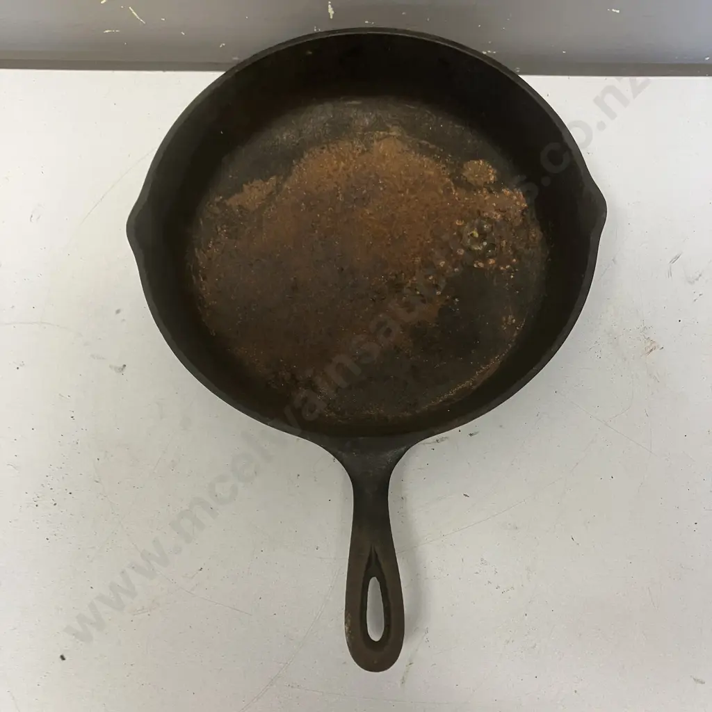 Lodge 9SK Cast Iron Skillet With Heart Makers Mark, Double Spout. 28.5cm Image 1++
