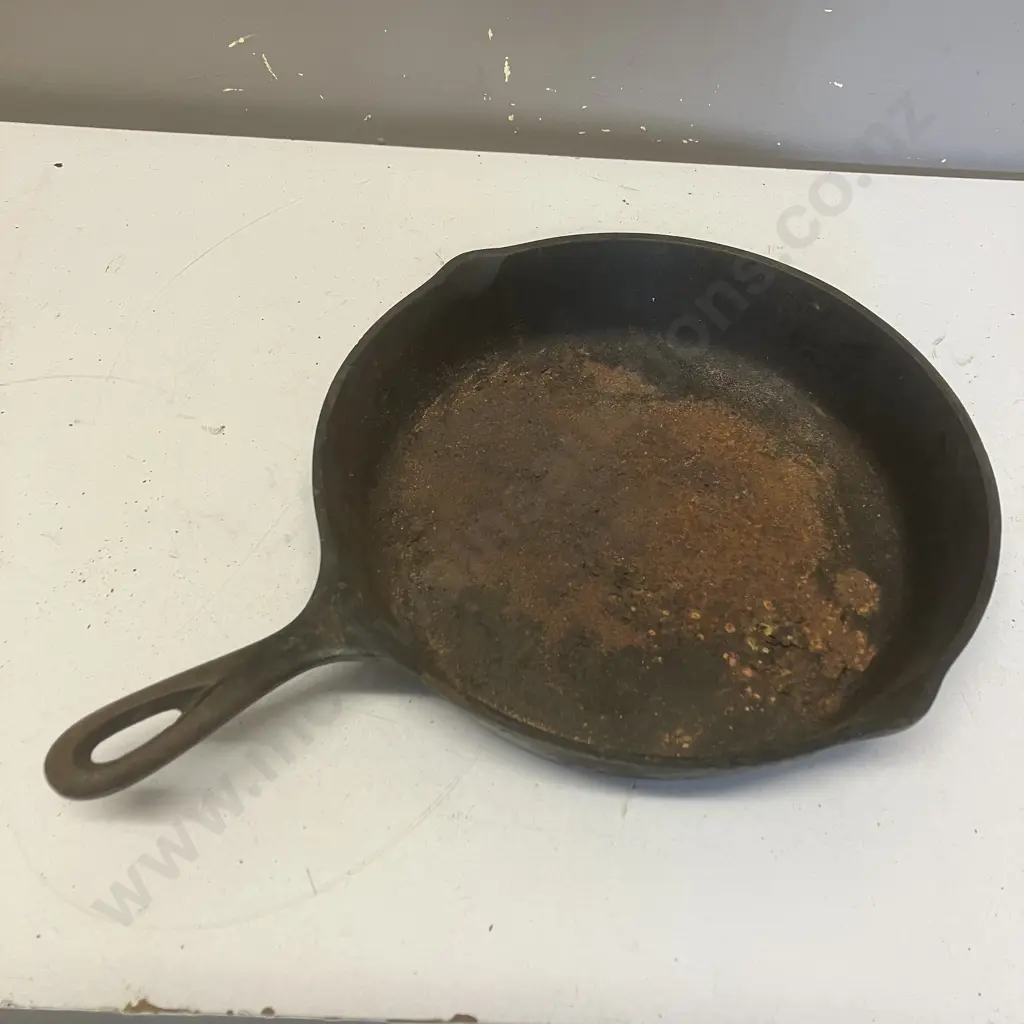 Lodge 9SK Cast Iron Skillet With Heart Makers Mark, Double Spout. 28.5cm Image 1++