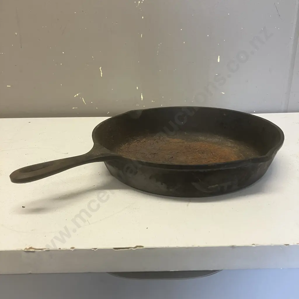 Lodge 9SK Cast Iron Skillet With Heart Makers Mark, Double Spout. 28.5cm Image 1++