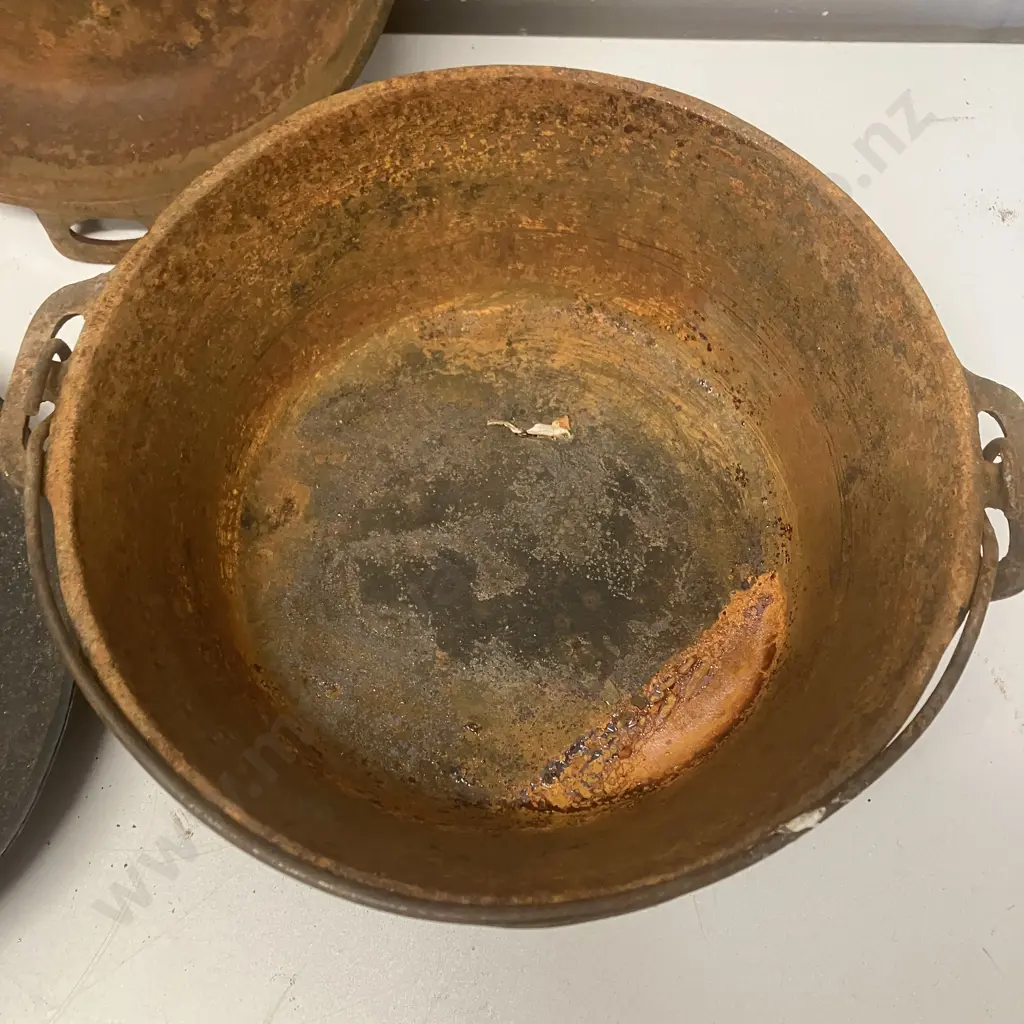 Cast Iron Camp Oven With 2 x Cast Iron Skilllets Image 1++