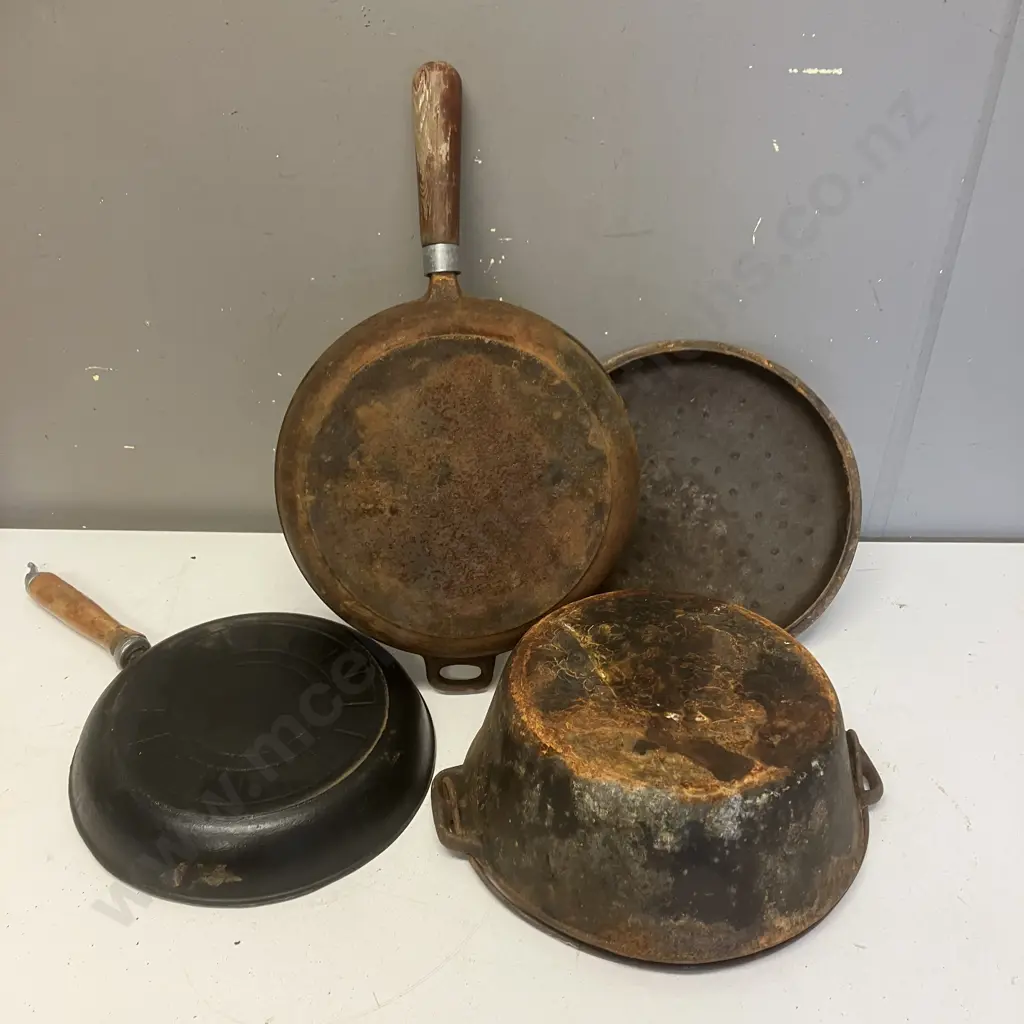 Cast Iron Camp Oven With 2 x Cast Iron Skilllets Image 1++