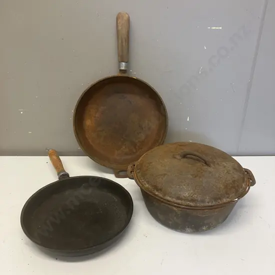 Cast Iron Camp Oven With 2 x Cast Iron Skilllets