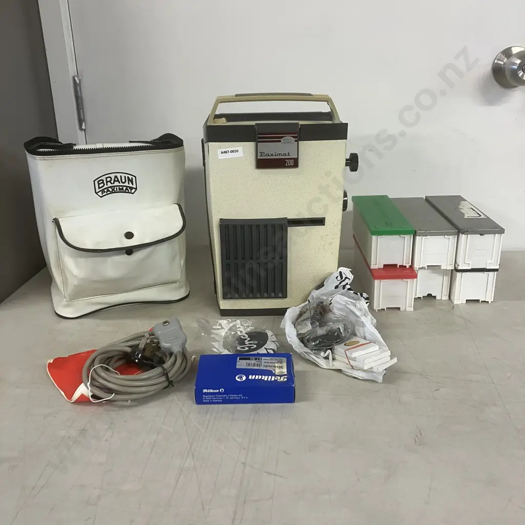 Braun Nurnberg Paximat 200 35MM Slide Projector With Cover & Various Magazines Image 1++