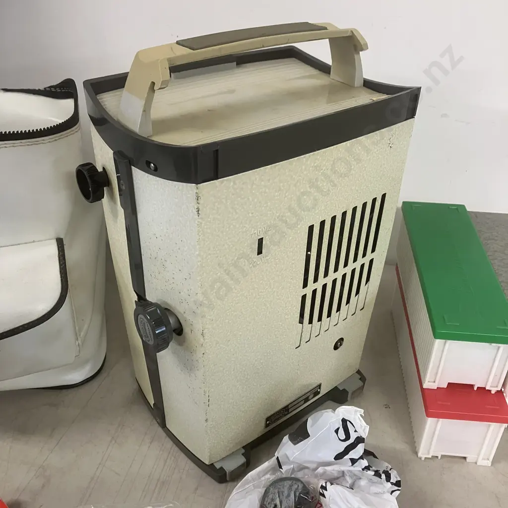 Braun Nurnberg Paximat 200 35MM Slide Projector With Cover & Various Magazines Image 1++