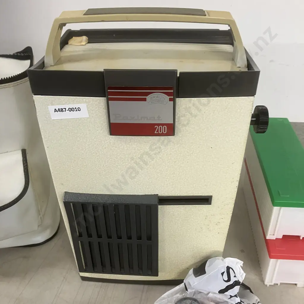 Braun Nurnberg Paximat 200 35MM Slide Projector With Cover & Various Magazines Image 1++