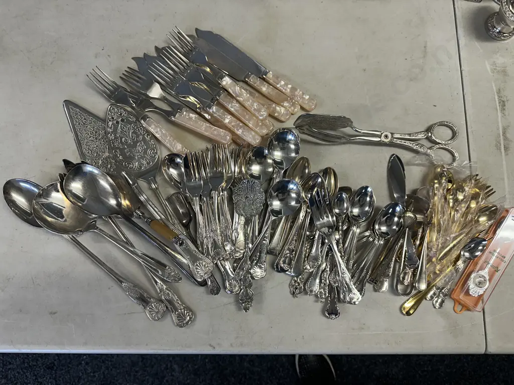 Selection Of Silverware Cutlery Items Including Mother Of Pearl Fish Cutlery Etc Image 1++