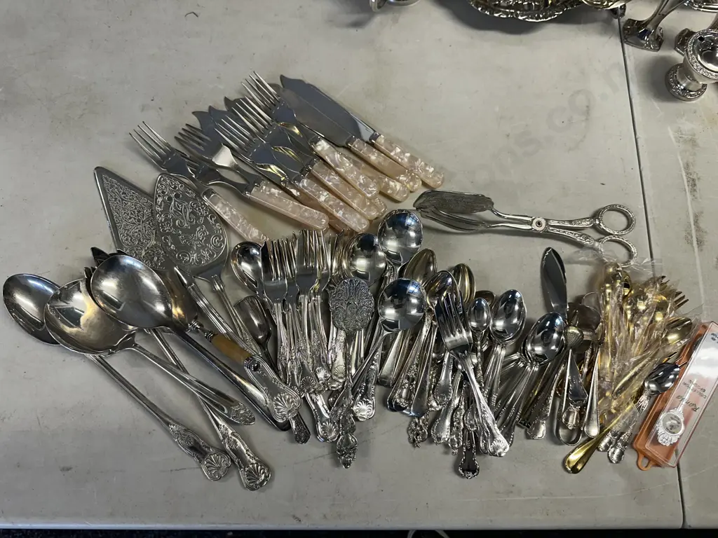 Selection Of Silverware Cutlery Items Including Mother Of Pearl Fish Cutlery Etc Image 1++