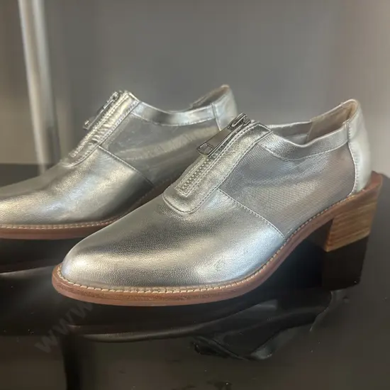 Pair of New Mi Piaci Shoes Size 38