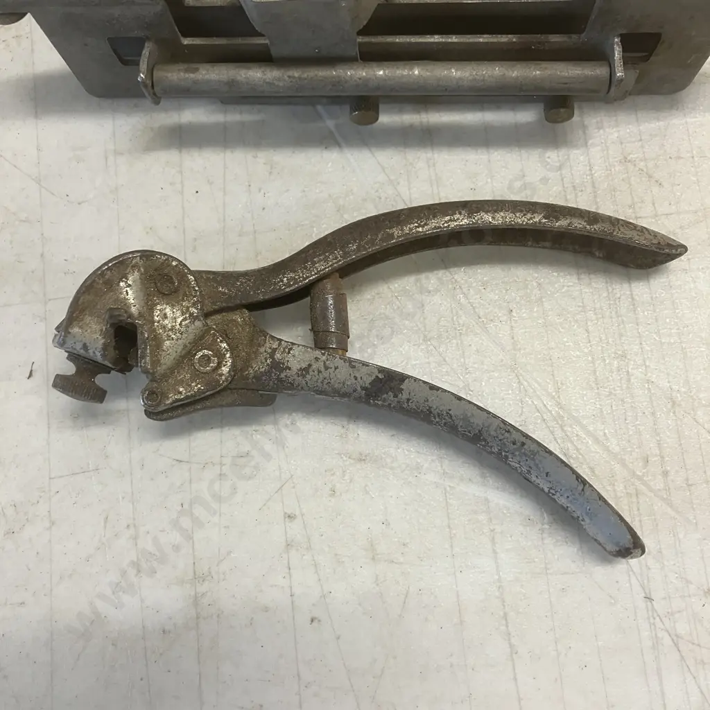 Vintage 1950s "The  Fraser Saw Sharpener" Saw Sharpening Guide Sold with 05 Image 1++
