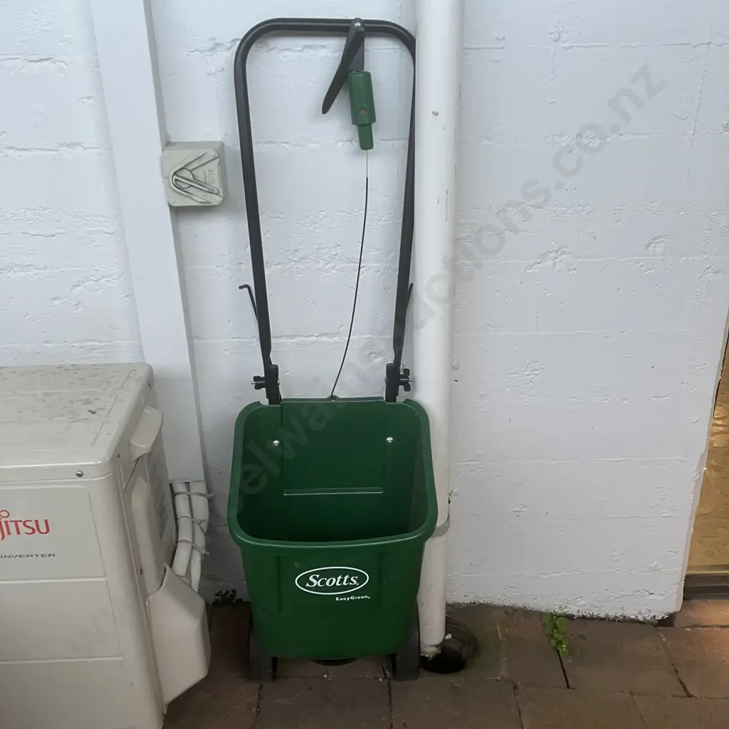 Scotts EasyGreen Rotary Spreader Image 1++