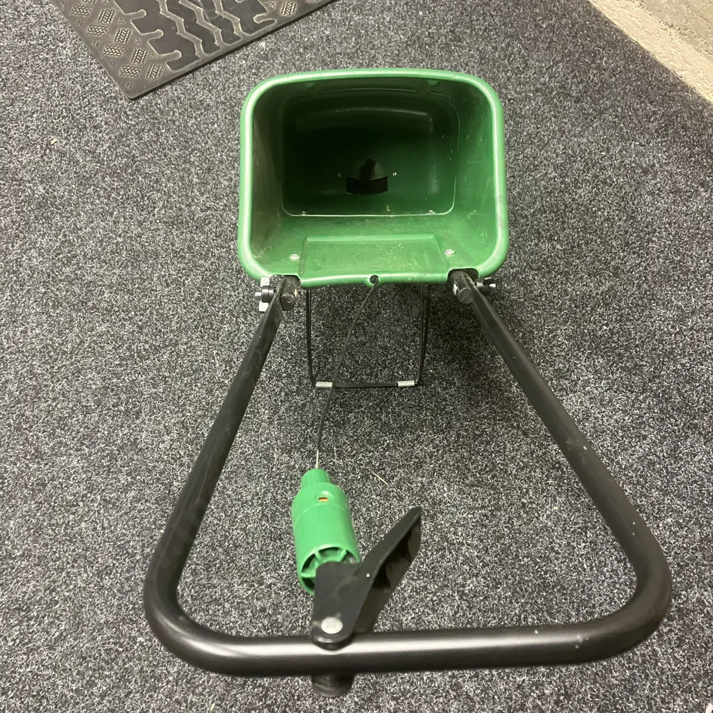 Scotts EasyGreen Rotary Spreader Image 1++