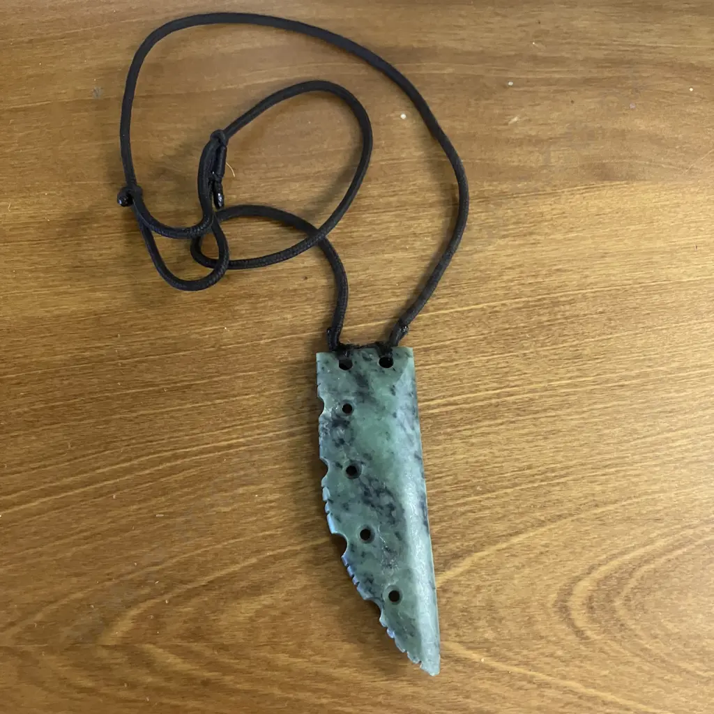 Greenstone Pendant. L9.5cm Image 1++