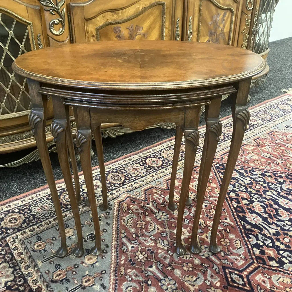 English Antique Burr Walnut Oval Nest of Tables, Fine Cabriole Legs With Shell Carving At Top (1910 - 1920s) Image 1++