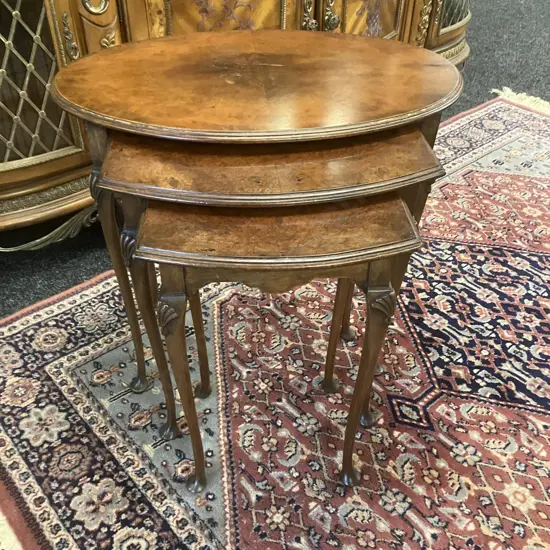 English Antique Burr Walnut Oval Nest of Tables, Fine Cabriole Legs With Shell Carving At Top (1910 - 1920s)