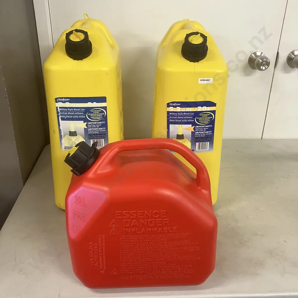 Pair of Scepter 20L Military Style Yellow Plastic Diesel Cans & 1 x Red Plastic 10L Fuel Can Image 1++