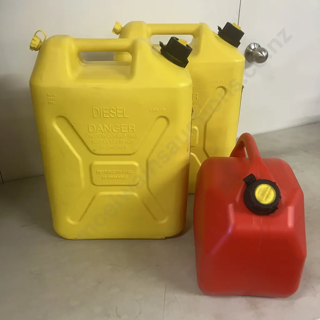 Pair of Scepter 20L Military Style Yellow Plastic Diesel Cans & 1 x Red Plastic 10L Fuel Can Image 1++