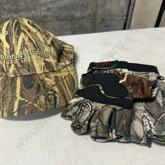 Hunting & Fishing Camouflage Cap & Stoney Creek Fingerless Gloves
