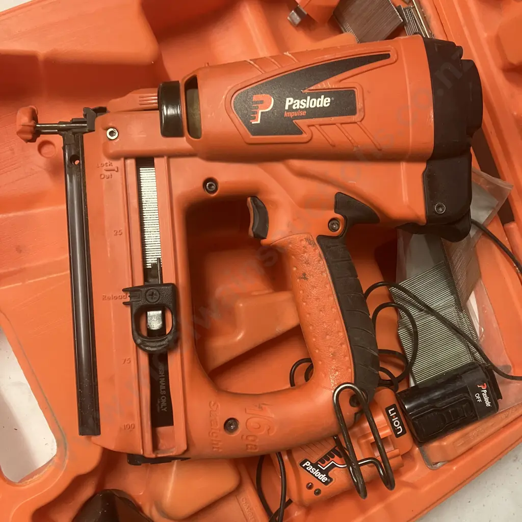Paslode IM250S Li 16/14GA Li-Ion Straight Bradder In Case Image 1++