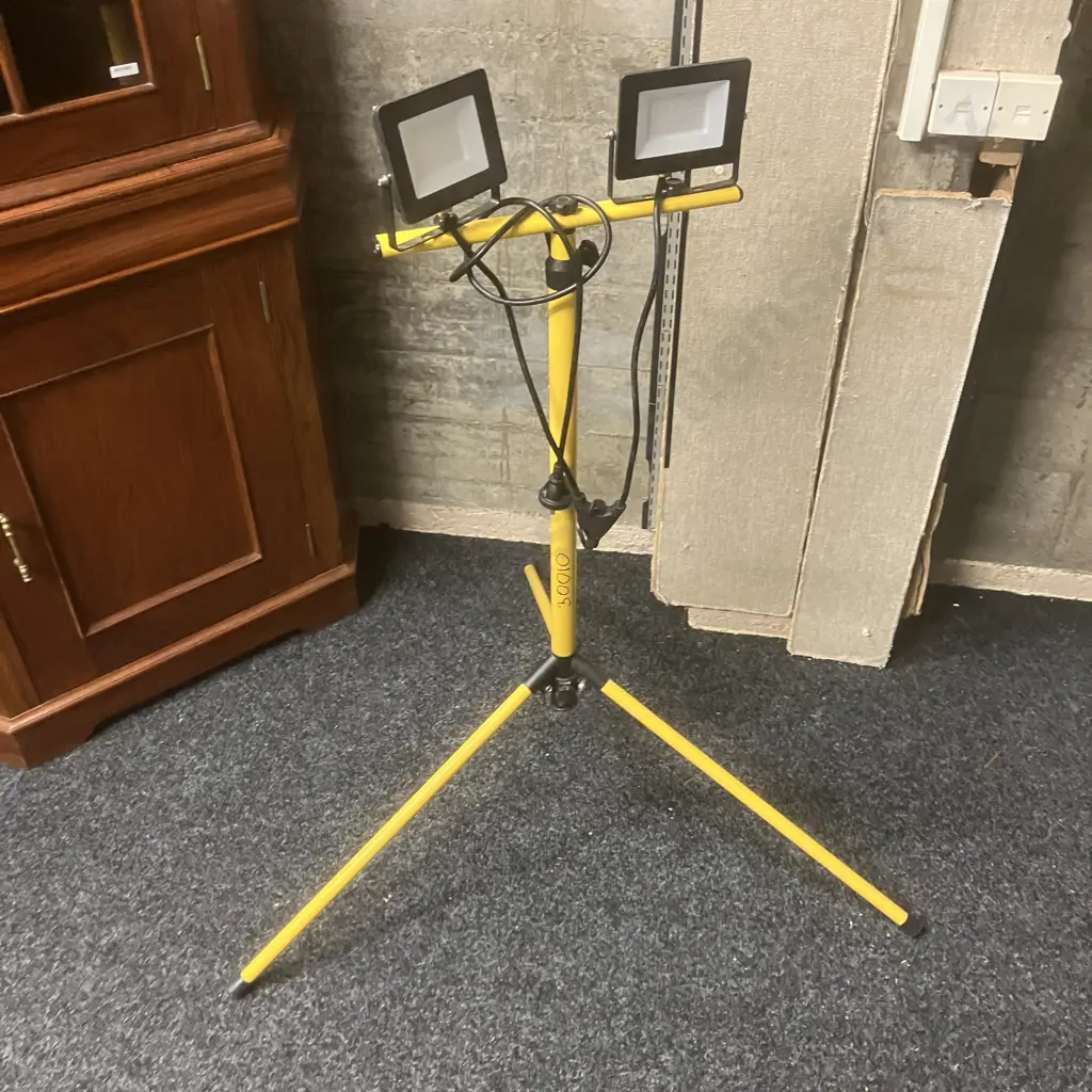 Arlec Series 3 Double Halogen Worklight On Stand Image 1++